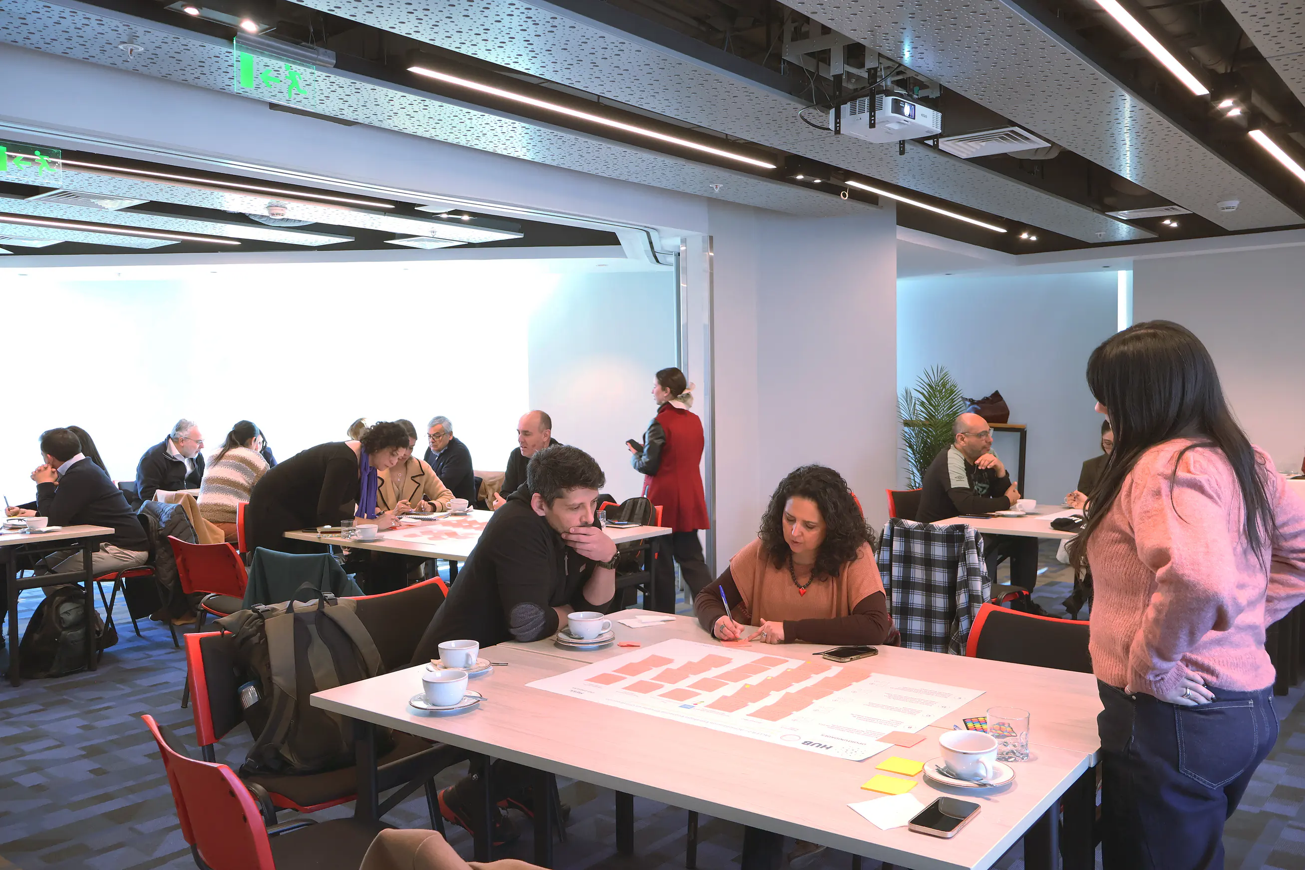Participantes trabajando en mesas en la jornada sectorial de economía circular de la CChC