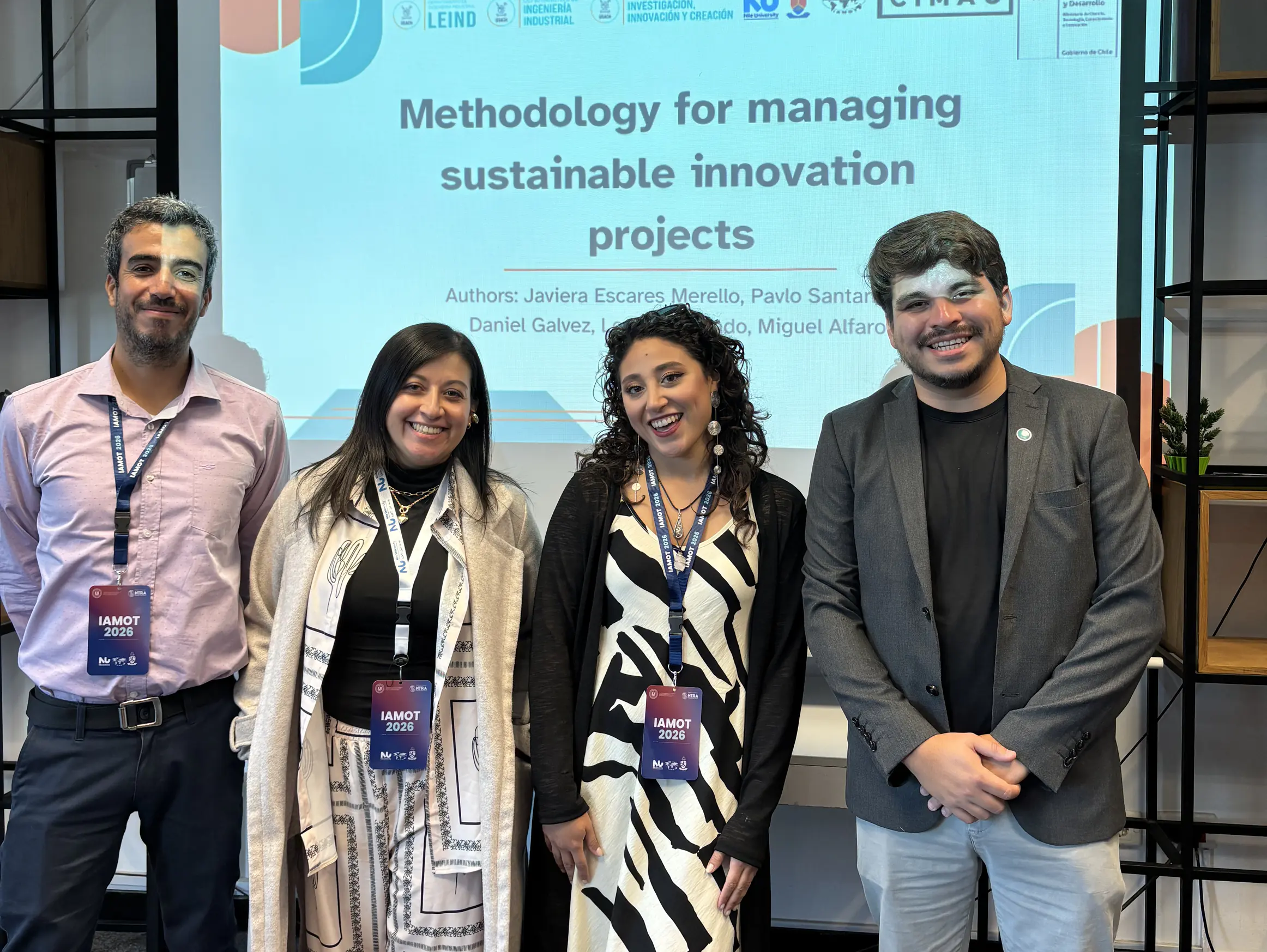 Investigadores de CIMAC junto a la presentación de su trabajo en la conferencia IAMOT 2026